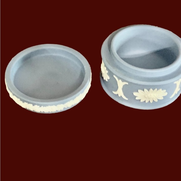 🚩SOLD🚩 Wedgewood Collector’s Trinket Box - Blue Jasperware - Vintage - Picture 10 of 11